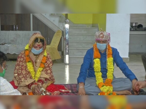 COVID19:मुल्क के अलग अलग सूबों में शादी के दौरान सोशल डिस्टेंसिंग का रखा जा रहा है ख्याल