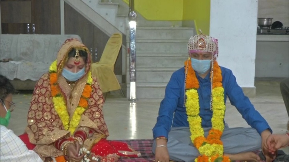 COVID19:मुल्क के अलग अलग सूबों में शादी के दौरान सोशल डिस्टेंसिंग का रखा जा रहा है ख्याल COVID19:मुल्क के अलग अलग सूबों में शादी के दौरान सोशल डिस्टेंसिंग का रखा जा रहा है ख्याल