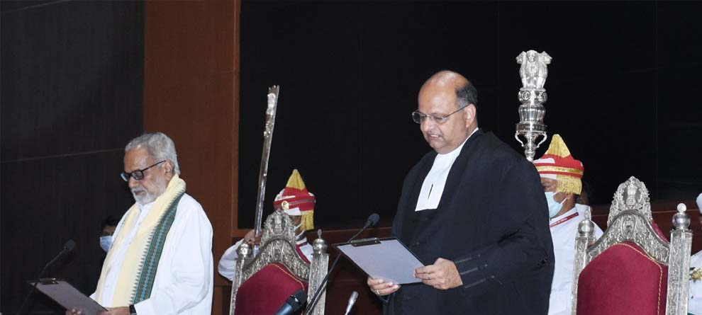 ଓଡ଼ିଶା ହାଇକୋର୍ଟର ମୁଖ୍ୟ ବିଚାରପତି ଭାବେ ଶପଥ ନେଲେ ଜଷ୍ଟିସ୍ ମହମ୍ମଦ ରଫିକ୍ ଓଡ଼ିଶା ହାଇକୋର୍ଟର ମୁଖ୍ୟ ବିଚାରପତି ଭାବେ ଶପଥ ନେଲେ ଜଷ୍ଟିସ୍ ମହମ୍ମଦ ରଫିକ୍