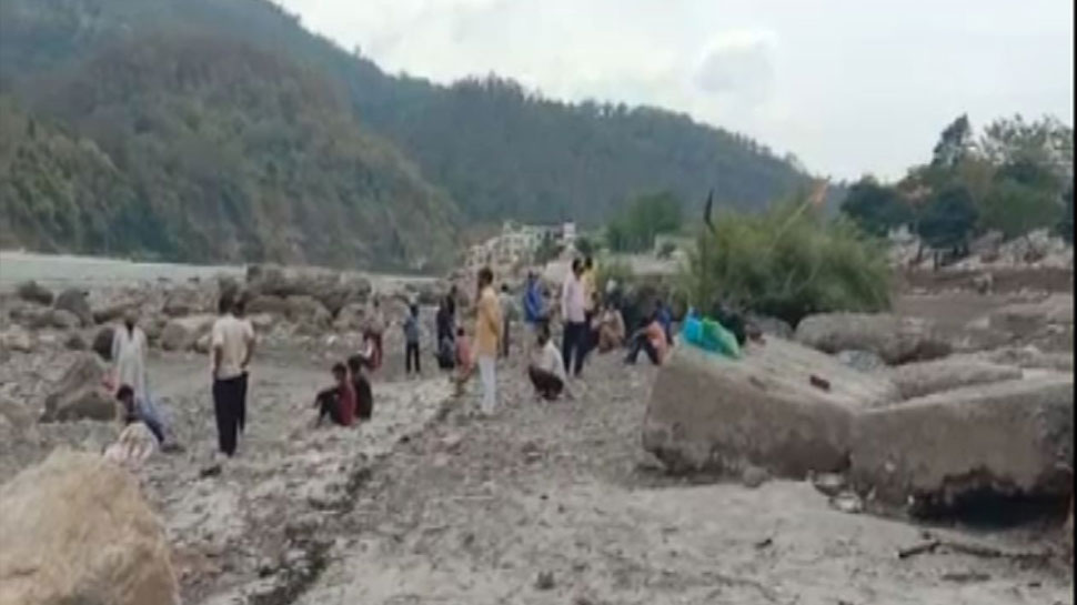 आखिरकार कमलेश को नसीब हुई वतन की मिट्टी, हाई कोर्ट ने दुबई से दोबारा मंगवाई डेडबॉडी आखिरकार कमलेश को नसीब हुई वतन की मिट्टी, हाई कोर्ट ने दुबई से दोबारा मंगवाई डेडबॉडी
