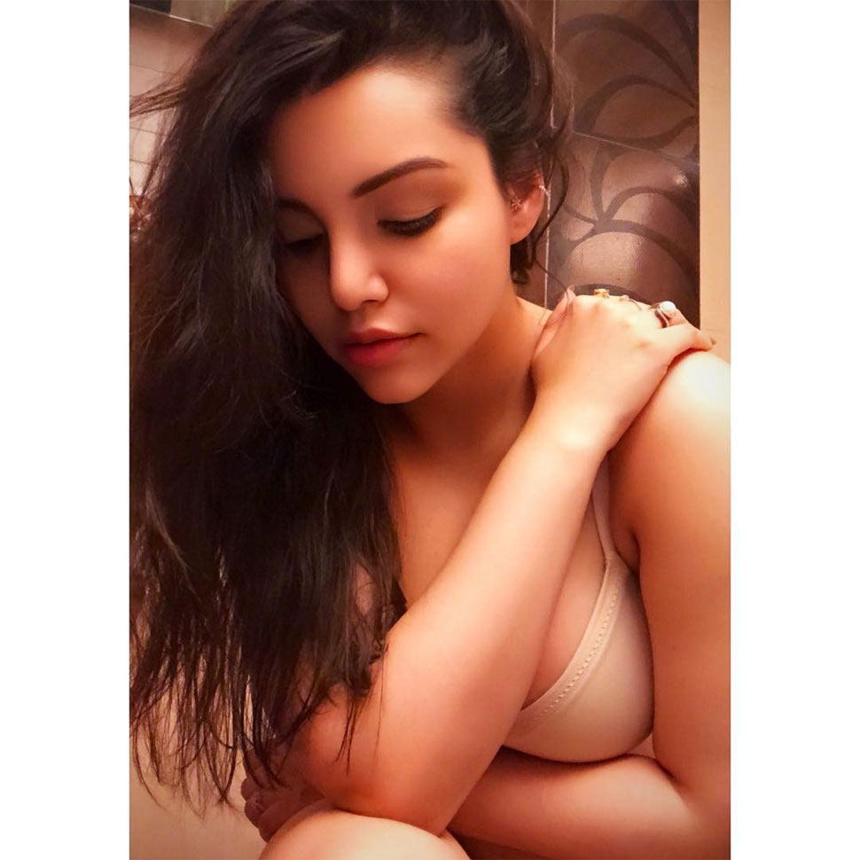 Actress Kyra Dutt Sets Temperature Soaring In bold sexy photos | वायरल हुई Kyra  Dutt की टॉपलेस तस्वीर, इन HOT PICS से सोशल माडिया पर ढा रहीं कहर | Hindi  News,