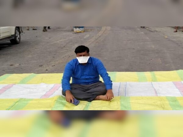 ଲକଡାଉନ୍ ମଧ୍ୟରେ ବିଚ୍ ରାସ୍ତାରେ ଧାରଣାରେ ବସିଲେ ବିଜେପି ସାଂସଦ