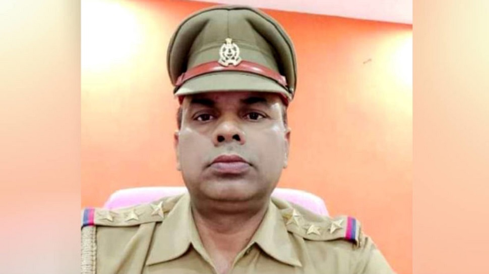 यूपी के औरेया में इंस्पेक्टर संजीव राठौर का इंतेक़ाल, 4 दिन पहले ही आवाम ने इस्तक़बाल में बरसाए थे फूल यूपी के औरेया में इंस्पेक्टर संजीव राठौर का इंतेक़ाल, 4 दिन पहले ही आवाम ने इस्तक़बाल में बरसाए थे फूल
