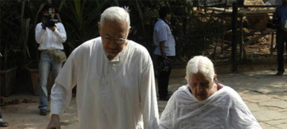 ବୃଦ୍ଧାଙ୍କୁ ସେବା ଯୋଗାଉଛନ୍ତି ୪୫୦ ପୋଲିସ କର୍ମୀ ବୃଦ୍ଧାଙ୍କୁ ସେବା ଯୋଗାଉଛନ୍ତି ୪୫୦ ପୋଲିସ କର୍ମୀ