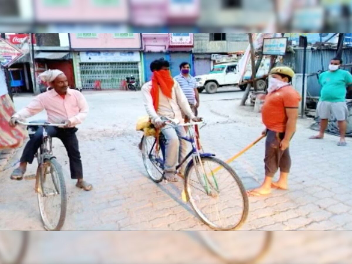 Corona: सड़क पर उतरा नन्हा दरोगा, पुलिस की टोपी पहन ऐसे कर रहा लोगों को बेदार