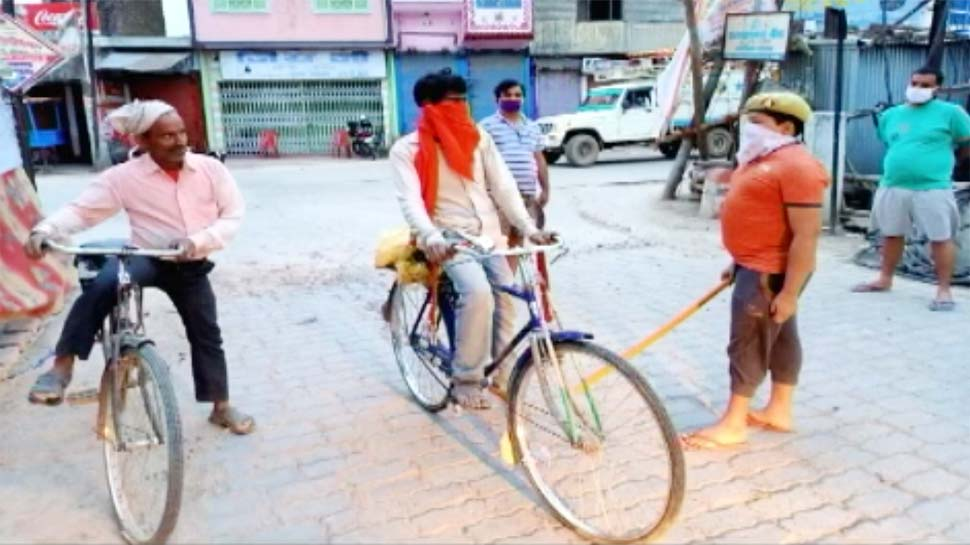 Corona: सड़क पर उतरा नन्हा दरोगा, पुलिस की टोपी पहन ऐसे कर रहा लोगों को बेदार Corona: सड़क पर उतरा नन्हा दरोगा, पुलिस की टोपी पहन ऐसे कर रहा लोगों को बेदार