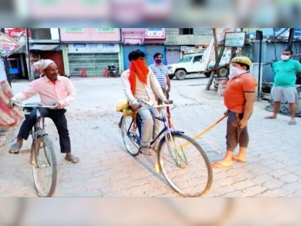 Corona: सड़क पर उतरा नन्हा दरोगा, पुलिस की टोपी पहन ऐसे कर रहा लोगों को बेदार