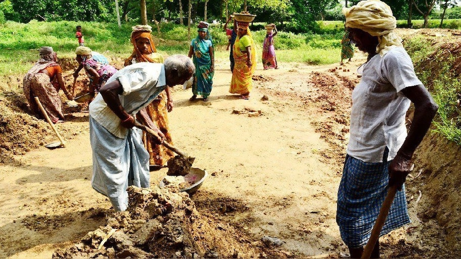 मनरेगा मजदूरों को मिला काम, UP के इस गांव ने ऐसे पकड़ी विकास की रफ्तार