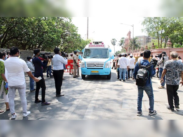 मुंबई के वर्सोवा कब्रिस्तान में सुपुर्दे खाक किए गए इरफान खान