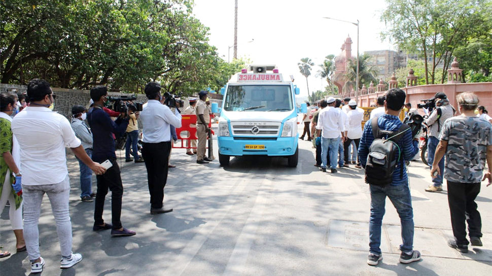 मुंबई के वर्सोवा कब्रिस्तान में सुपुर्दे खाक किए गए इरफान खान मुंबई के वर्सोवा कब्रिस्तान में सुपुर्दे खाक किए गए इरफान खान