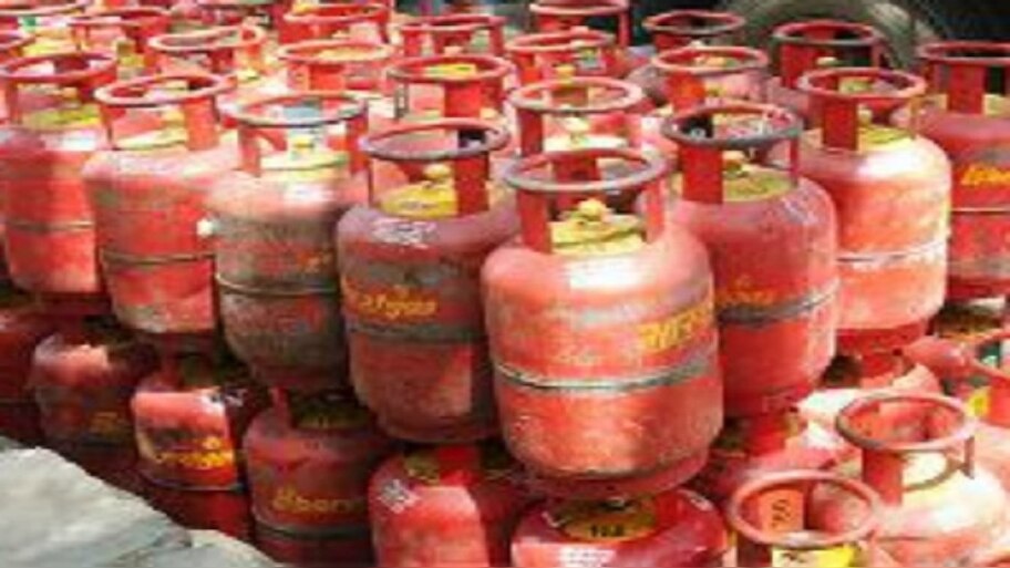 LPG सिलेंडर की कीमत में आई कमी, अपनी-अपनी रियासतों में जानिए कितने कम हुए रेट