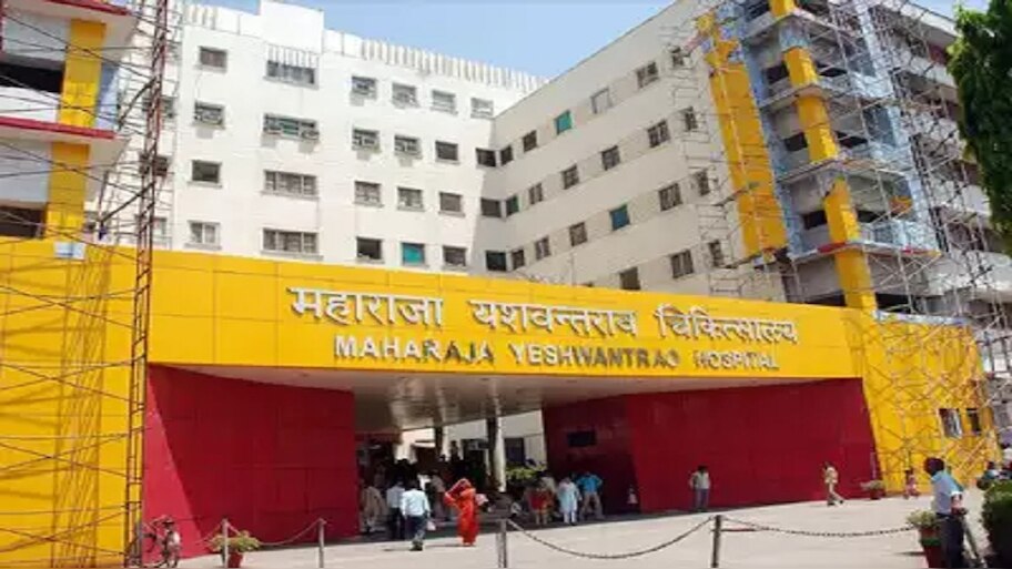 मध्य प्रदेश के इस जिले में 10 सरकारी डॉक्टर्स पर गिरी गाज, डीएम ने दिए जांच के आदेश