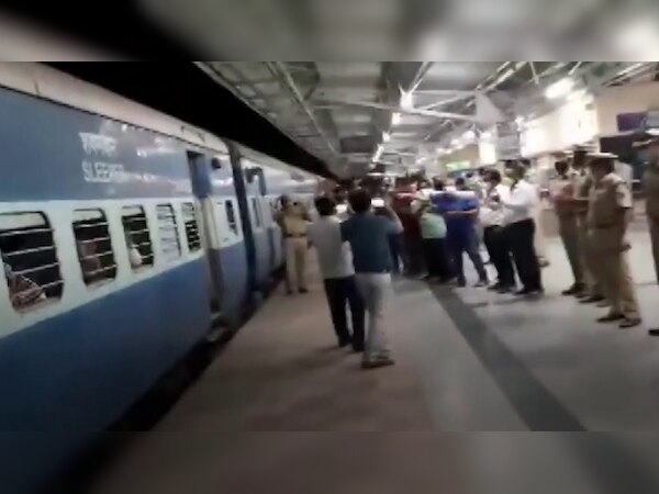 Migrant Workers:लॉकडाउन के बीच तेलंगाना से झारखंड के बीच चली पहली स्पेशल ट्रेन