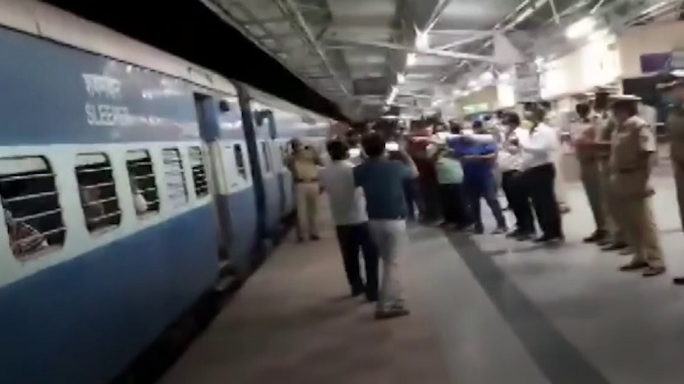 Migrant Workers:लॉकडाउन के बीच तेलंगाना से झारखंड के बीच चली पहली स्पेशल ट्रेन Migrant Workers:लॉकडाउन के बीच तेलंगाना से झारखंड के बीच चली पहली स्पेशल ट्रेन