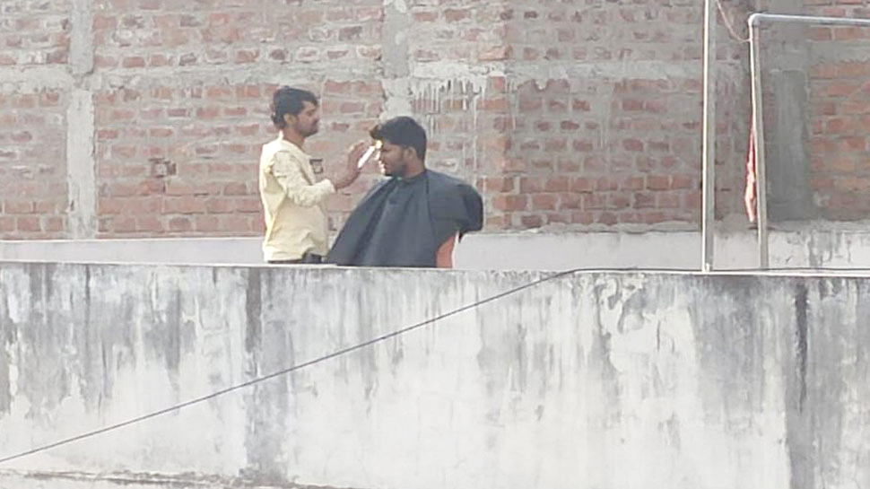 लॉकडाउन: चोरी-छुपे छत पर काट रहा था कस्टमर के बाल, ड्रोन कैमरे से पकड़ा गया लॉकडाउन: चोरी-छुपे छत पर काट रहा था कस्टमर के बाल, ड्रोन कैमरे से पकड़ा गया