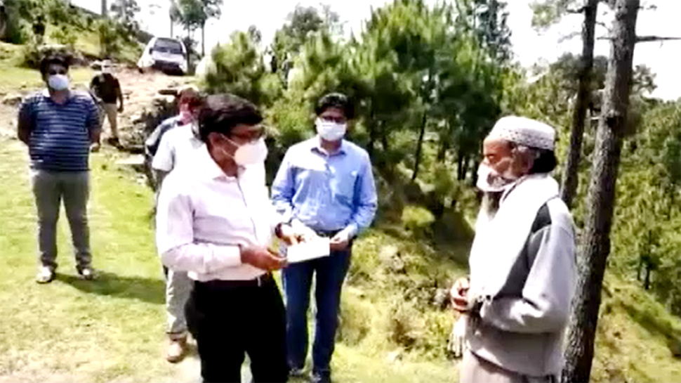 पाकिस्तानी गोलीबारी में मारे गए गुलफराज़ के वालिद को इंतेज़ामिया ने सौंपा 1 लाख का चेक और 5 हज़ार केश पाकिस्तानी गोलीबारी में मारे गए गुलफराज़ के वालिद को इंतेज़ामिया ने सौंपा 1 लाख का चेक और 5 हज़ार केश