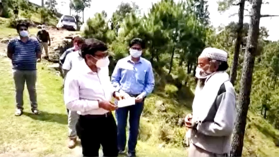 पाकिस्तानी गोलीबारी में मारे गए गुलफराज़ के वालिद को इंतेज़ामिया ने सौंपा 1 लाख का चेक और 5 हज़ार केश