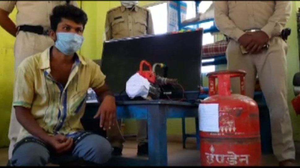 Lockdown: भूख से परेशान शख्स ने की चोरी, पुलिस ने किया गिरफ्तार Lockdown: भूख से परेशान शख्स ने की चोरी, पुलिस ने किया गिरफ्तार