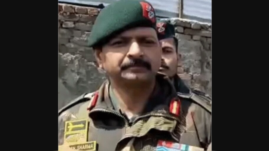 हंदवाड़ा मुठभेड़ में शहीद हुए कर्नल आशुतोष दो बार बहादुरी के ऐज़ाज़ से किए जा चुके हैं सरफराज़