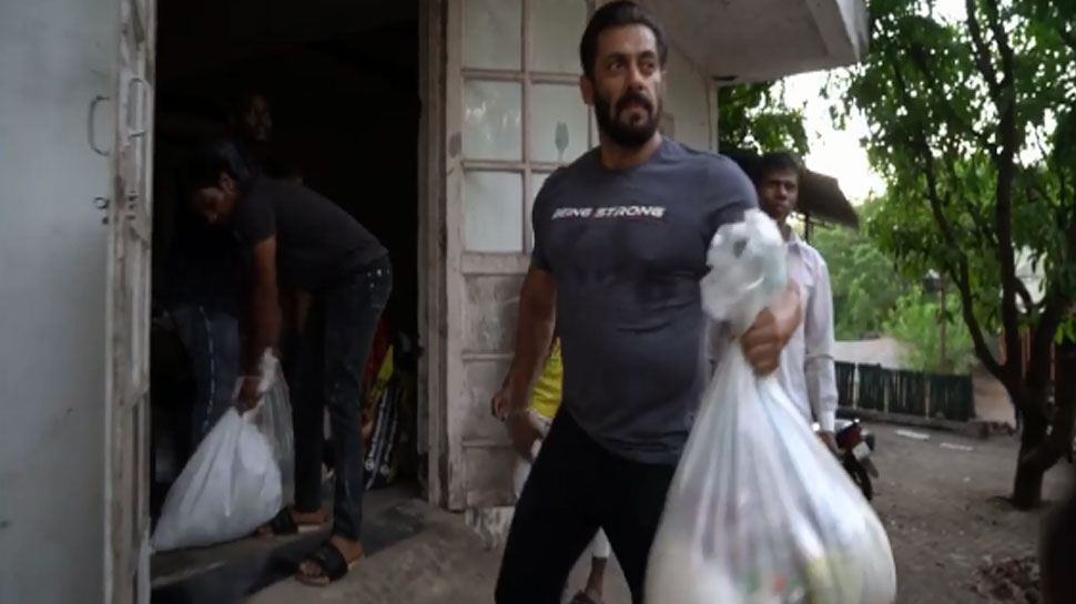 बैलगाड़ी और ट्रैक्टर में सामान लोड करते दिखे Salman Khan, जैकलीन भी आईं नजर- VIDEO बैलगाड़ी और ट्रैक्टर में सामान लोड करते दिखे Salman Khan, जैकलीन भी आईं नजर- VIDEO