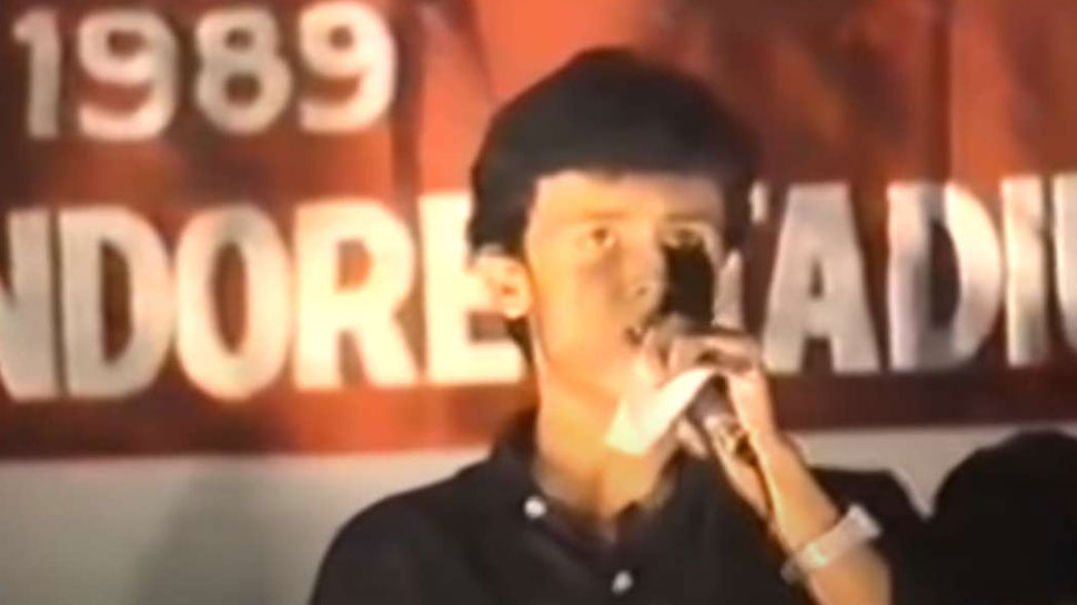 Sonu Nigam का 31 साल पुराना VIDEO आया सामने, स्टेज पर गाते दिखे 'महाभारत' का टाइटल सॉन्ग Sonu Nigam का 31 साल पुराना VIDEO आया सामने, स्टेज पर गाते दिखे 'महाभारत' का टाइटल सॉन्ग