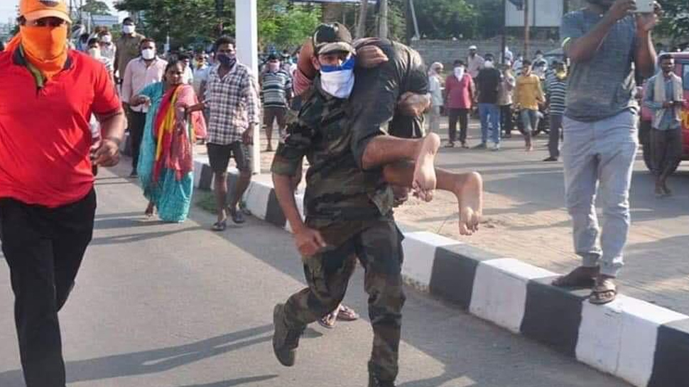 विशाखापट्टनम: ज़हरीली गैस लीक होने से अब तक 8 की मौत, सड़कों पर बेहोश हुए लोग विशाखापट्टनम: ज़हरीली गैस लीक होने से अब तक 8 की मौत, सड़कों पर बेहोश हुए लोग