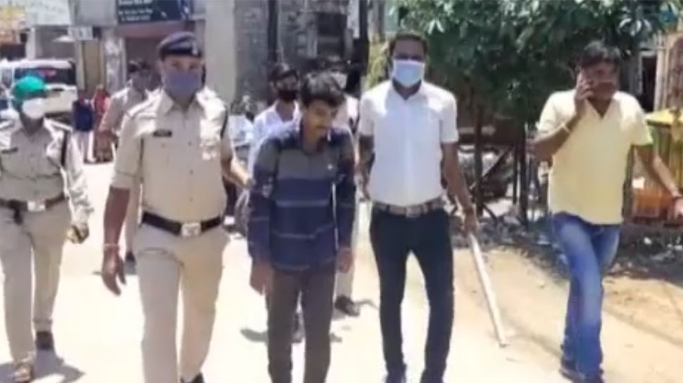 कलयुगी बेटे ने शराब के लिए पैसे न देने पर कुल्हाड़ी से काट दी मां गर्दन, बहन की भी ले ली जान कलयुगी बेटे ने शराब के लिए पैसे न देने पर कुल्हाड़ी से काट दी मां गर्दन, बहन की भी ले ली जान