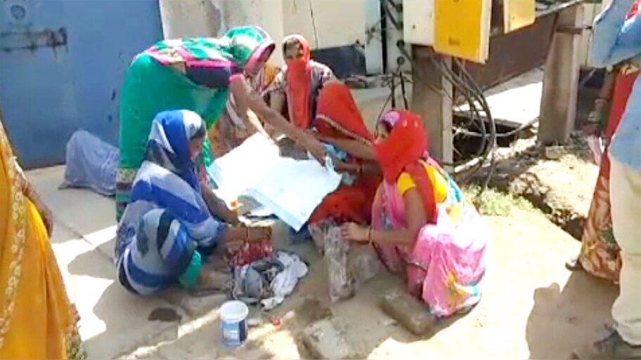 सड़क पर ही हुई खातून की डिलीवरी, अस्पताल ने दाखिल करने से कर दिया था इनकार
