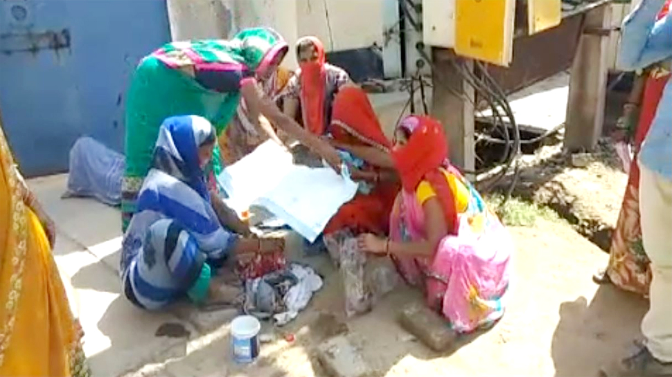 सड़क पर ही हुई खातून की डिलीवरी, अस्पताल ने दाखिल करने से कर दिया था इनकार सड़क पर ही हुई खातून की डिलीवरी, अस्पताल ने दाखिल करने से कर दिया था इनकार