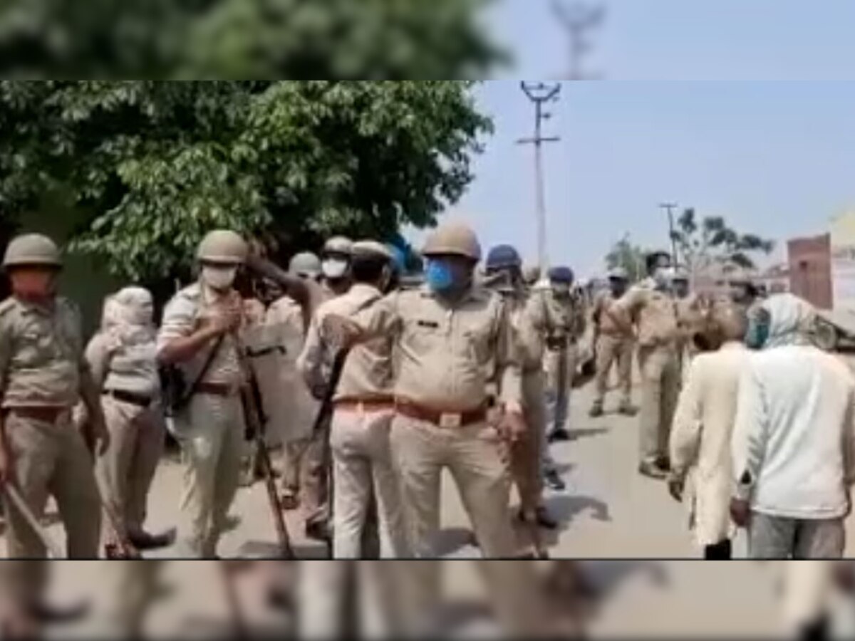 मौके पर भारी पुलिस बल तैनात किया गया है