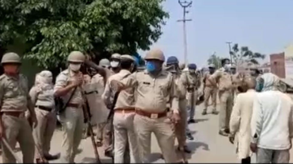 लाश दफनाने को लेकर बुलंदशहर में तनाज़ा, मुखालिफत में सड़क पर उतरे लोग लाश दफनाने को लेकर बुलंदशहर में तनाज़ा, मुखालिफत में सड़क पर उतरे लोग