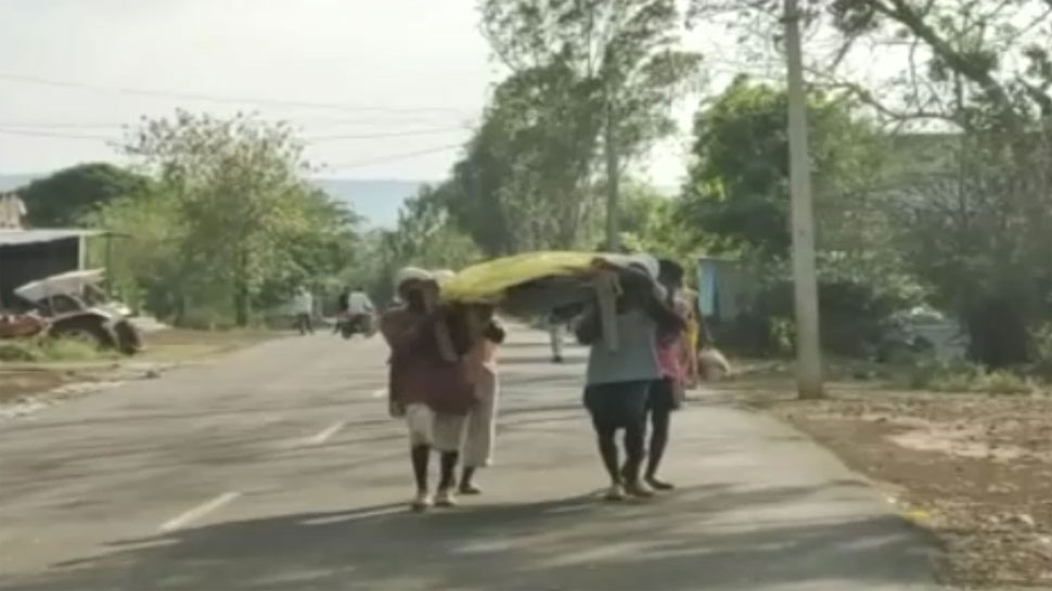 डिंडौरी: एंबुलेंस नहीं मिली तो घायल को खटिया पर लाद अस्पताल पहुंचने को मजबूर हुए परिजन
