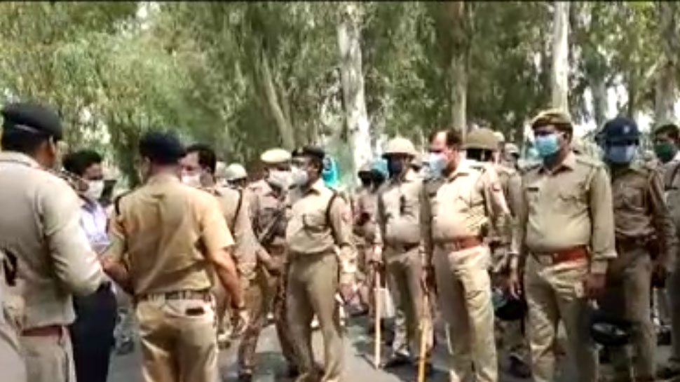 मज़दूरों के दाखिले को लेकर आपस में भिड़ी UP और राजस्थान पुलिस, 2 दरोगा ज़ख्मी मज़दूरों के दाखिले को लेकर आपस में भिड़ी UP और राजस्थान पुलिस, 2 दरोगा ज़ख्मी