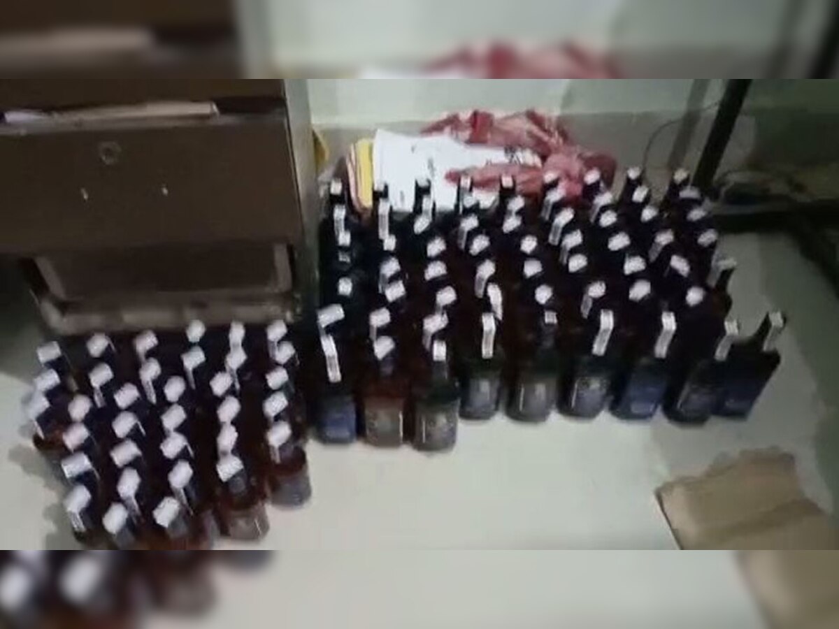 जक्कनपुर में पुलिस ने तस्करों को पकड़कर अवैध शराब बरामद की.