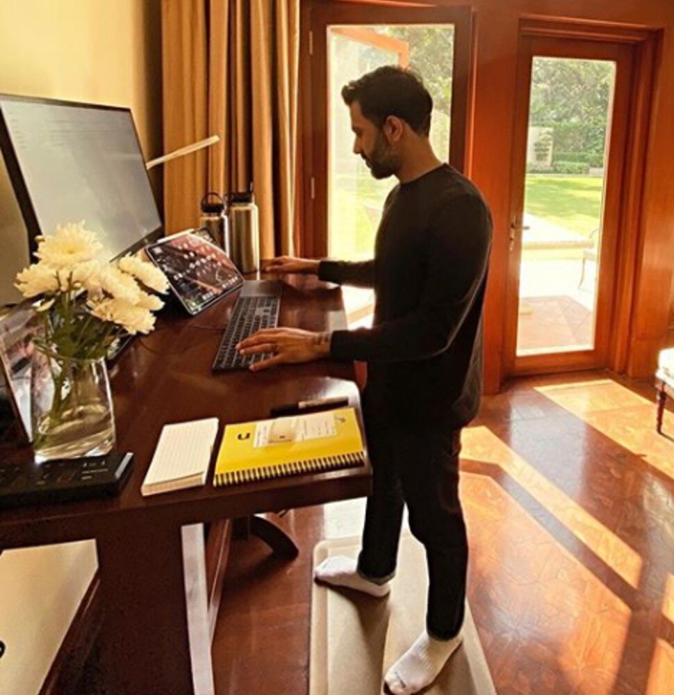 पति के साथ हैं सोनम कपूर Sonam Kapoor living with husband
