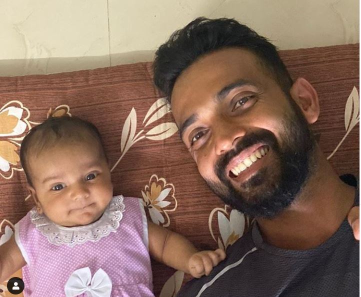 Ajinkya Rahane Playing With His Daughter At Home जब इस भ रत य क र क टर न नन ह ब ट क स ख न च ह ग न त फ र आय ऐस र एक शन Hindi News