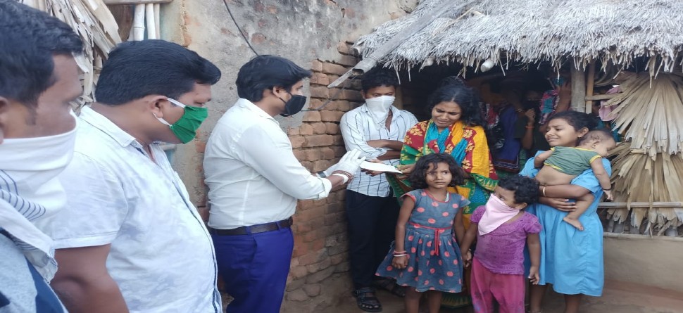 କୋରୋନା ମୃତକଙ୍କ ପରିବାରକୁ ସହାୟତାର ହାତ ବଢ଼ାଇଲେ ଅର୍ଦ୍ଧେନ୍ଦୁ କୋରୋନା ମୃତକଙ୍କ ପରିବାରକୁ ସହାୟତାର ହାତ ବଢ଼ାଇଲେ ଅର୍ଦ୍ଧେନ୍ଦୁ