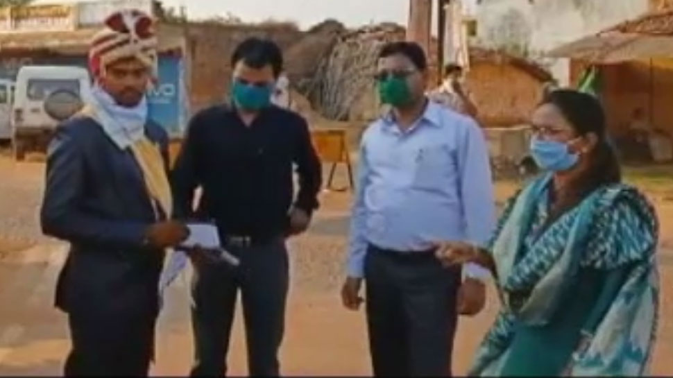 एक SDM ने दूसरे SDM का काटा चालान, दूल्हे के खिलाफ भी हुई कार्रवाई एक SDM ने दूसरे SDM का काटा चालान, दूल्हे के खिलाफ भी हुई कार्रवाई