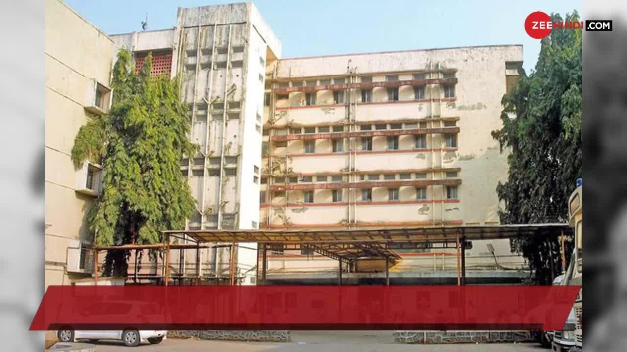 in mumbai ghatkopar hospital healthcare workers taking oath to defeat