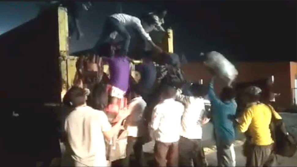 मुज़फ्फरनगर: पंजाब से पैदल बिहार जा रहे मज़दूरों को बस ने रौंदा, 6 मजदूरों की मौत मुज़फ्फरनगर: पंजाब से पैदल बिहार जा रहे मज़दूरों को बस ने रौंदा, 6 मजदूरों की मौत