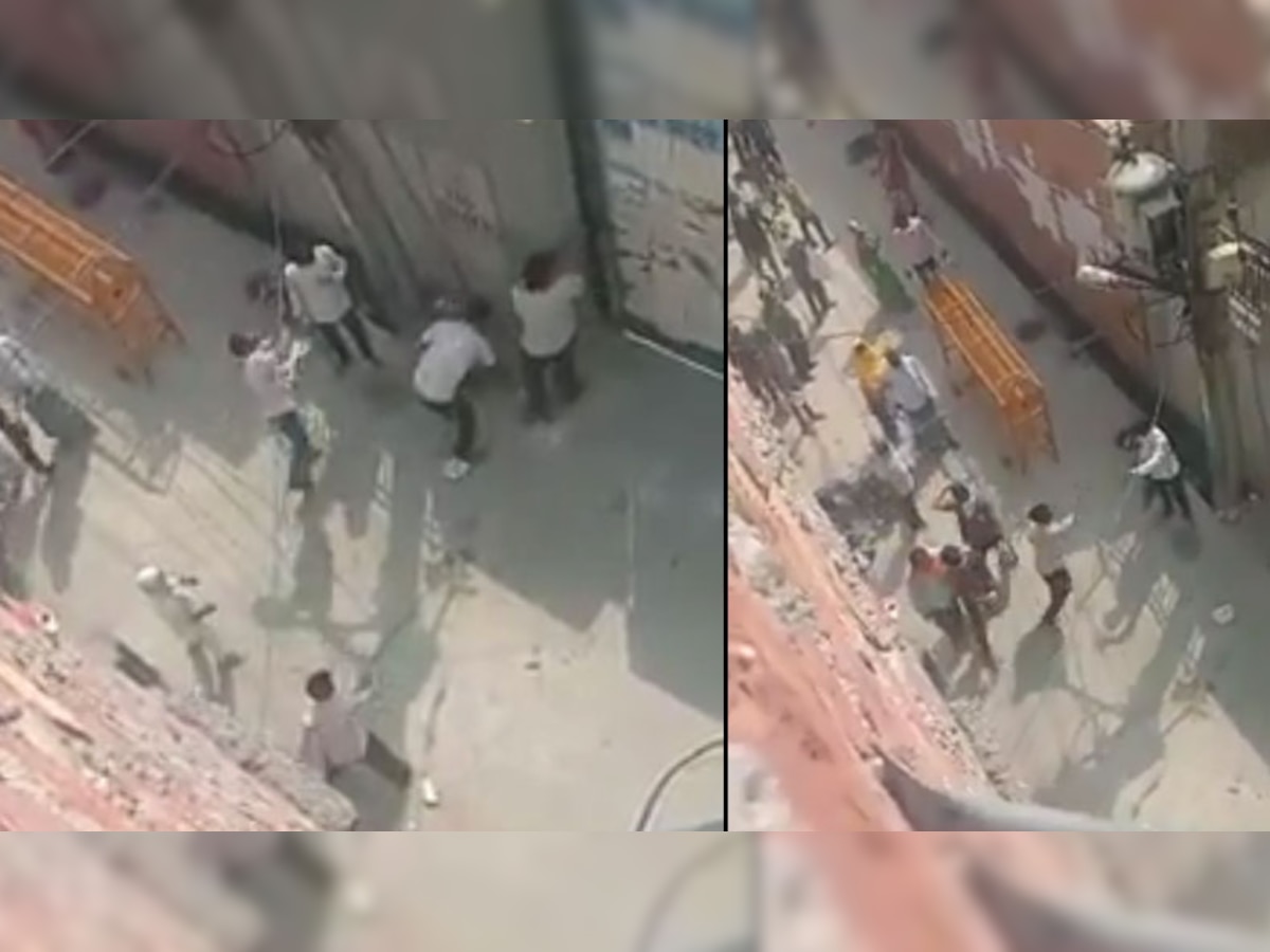 दिल्ली: राशन नहीं मिलने पर भड़का लोगों का गुस्सा, स्कूल पर किया पथराव; 2 गिरफ्तार