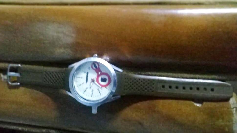 A Young Man From Punjab Made A Hand Sanitizing Watch प ज ब क न जव न न बन ई वक त क स थ स थ ह थ स न ट इज करन व ल घड Hindi News Zee Salaam ख बर