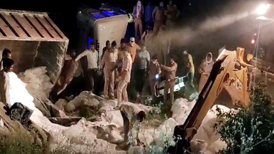 औरैया में भयानक सड़क हादसा, 24 मज़दूरों की मौत, 35 ज़ख्मी