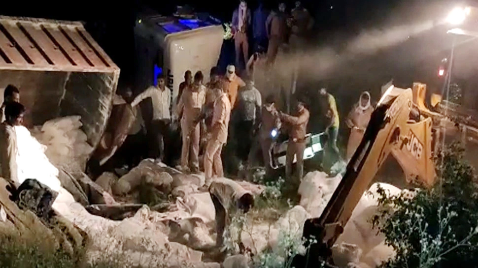 औरैया में भयानक सड़क हादसा, 24 मज़दूरों की मौत, 35 ज़ख्मी औरैया में भयानक सड़क हादसा, 24 मज़दूरों की मौत, 35 ज़ख्मी