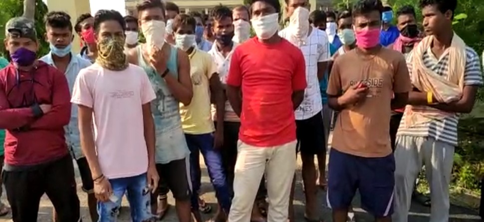 କ୍ୱାରେଣ୍ଟାଇନ ସେଣ୍ଟରରେ ଅବ୍ୟବସ୍ଥା ଅଭିଯୋଗ, ରାସ୍ତାକୁ ଓହ୍ଲାଇ ଆସିଲେ ୭୨ ପ୍ରବାସୀ ଓଡ଼ିଆ କ୍ୱାରେଣ୍ଟାଇନ ସେଣ୍ଟରରେ ଅବ୍ୟବସ୍ଥା ଅଭିଯୋଗ, ରାସ୍ତାକୁ ଓହ୍ଲାଇ ଆସିଲେ ୭୨ ପ୍ରବାସୀ ଓଡ଼ିଆ