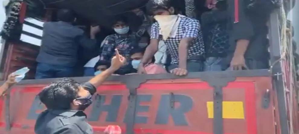 ଉତ୍ତରପ୍ରଦେଶ-ଦିଲ୍ଲୀ ସୀମାରେ ଶ୍ରମିକଙ୍କୁ ଲୁଟୁଛନ୍ତି ଟ୍ରକ ଚାଳକ ଉତ୍ତରପ୍ରଦେଶ-ଦିଲ୍ଲୀ ସୀମାରେ ଶ୍ରମିକଙ୍କୁ ଲୁଟୁଛନ୍ତି ଟ୍ରକ ଚାଳକ