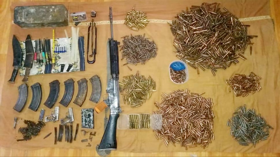 J&K:5 दहशतगर्दों की गिरफ्तारी के बाद फोर्सेज़ ने बड़ी मिकदार बरआमद किया धमाका खेज़ मवाद