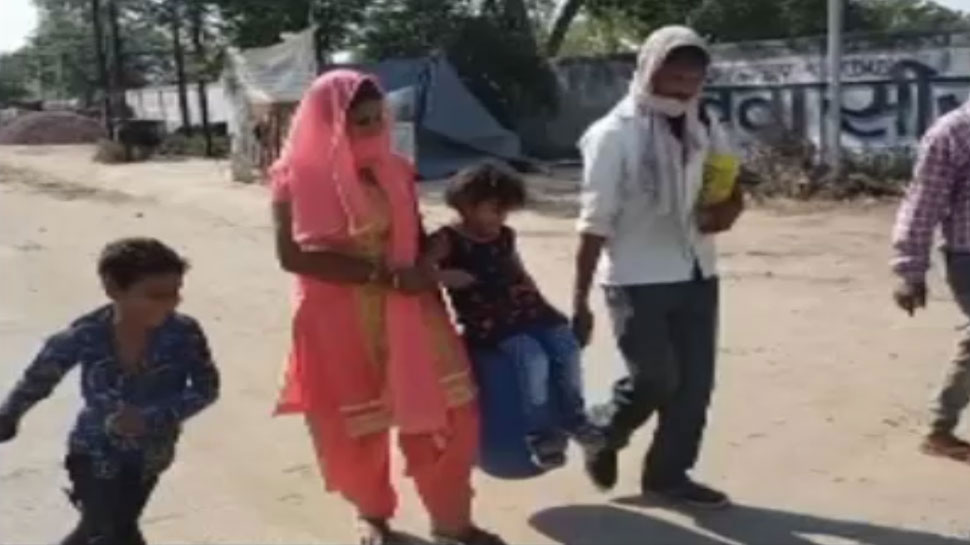 अलीगढ़: प्लास्टिक के डिब्बे पर बच्ची को बैठाकर पैदल पलायन करने के लिए मजबूर हुए मां-बाप अलीगढ़: प्लास्टिक के डिब्बे पर बच्ची को बैठाकर पैदल पलायन करने के लिए मजबूर हुए मां-बाप