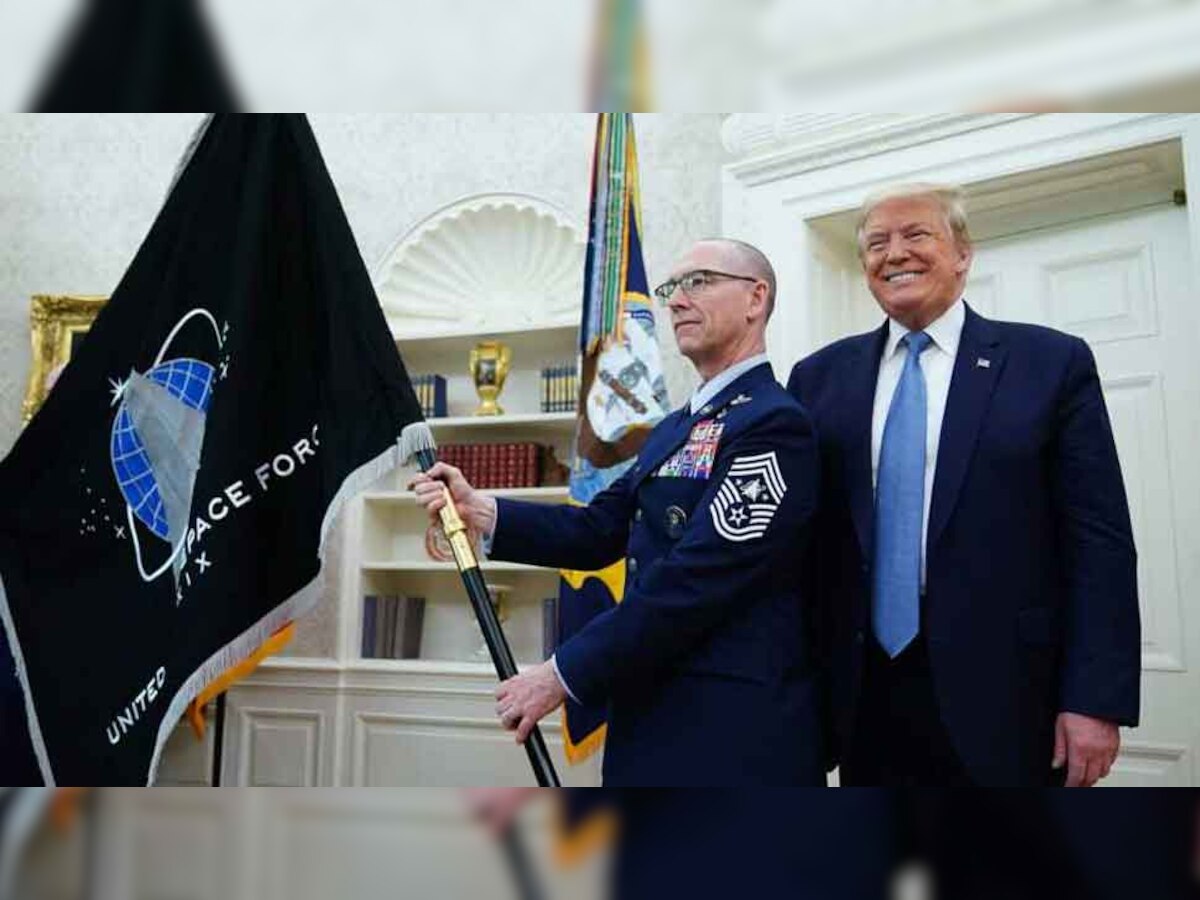 ट्रंप ने अपनी नवगठित स्पेस फोर्स का झंडा लॉन्च किया