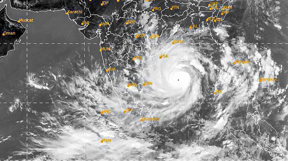 कुछ घंटों में &#039;अम्फान&#039; बन जाएगा सुपर चक्रवात, 275 किमी प्रति घंटे की रफ्तार से ढा सकता है कहर